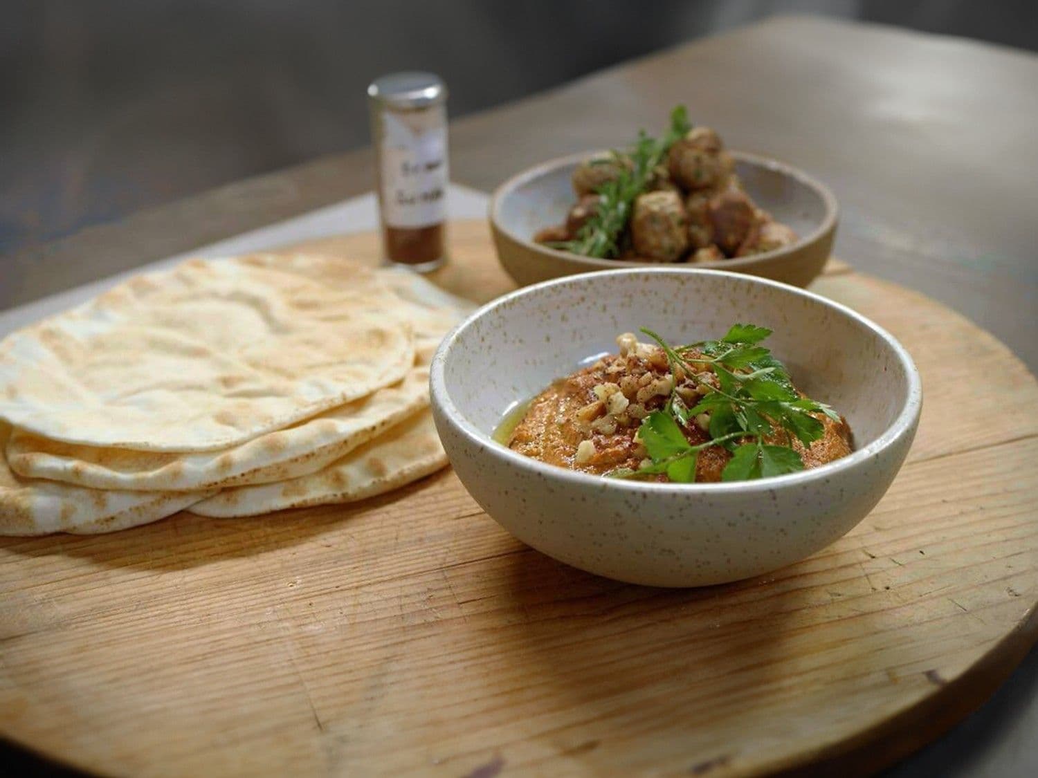 Muhammara dip met flatbread en lamsgehaktballetjes met feta