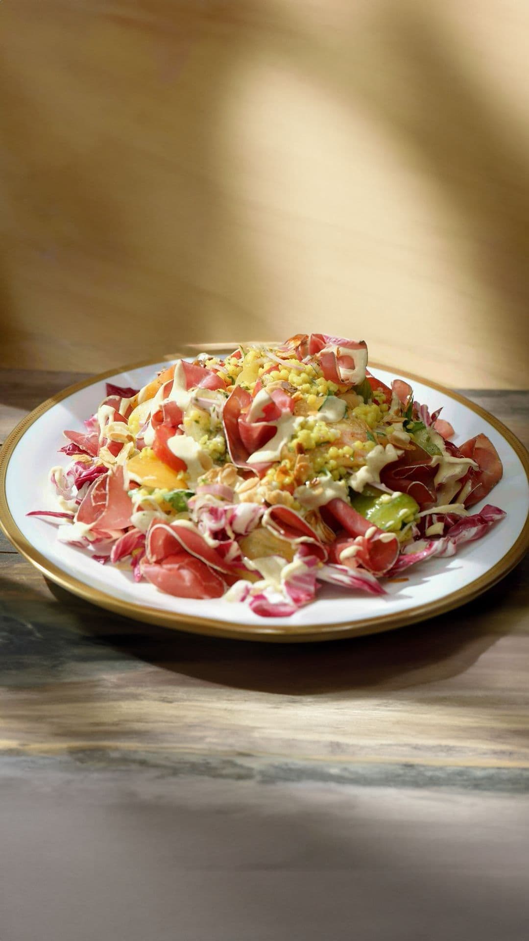 Salade van handgerolde couscous, tomaat, bresaola en aioli