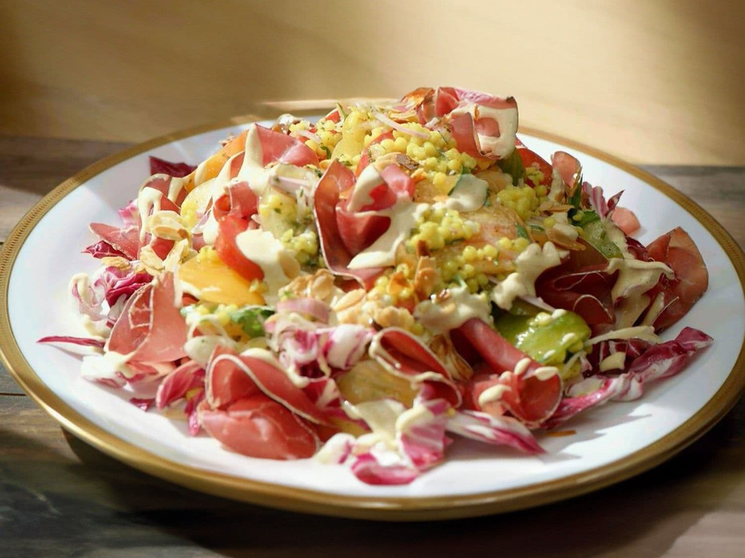 Salade van handgerolde couscous, tomaat, bresaola en aioli