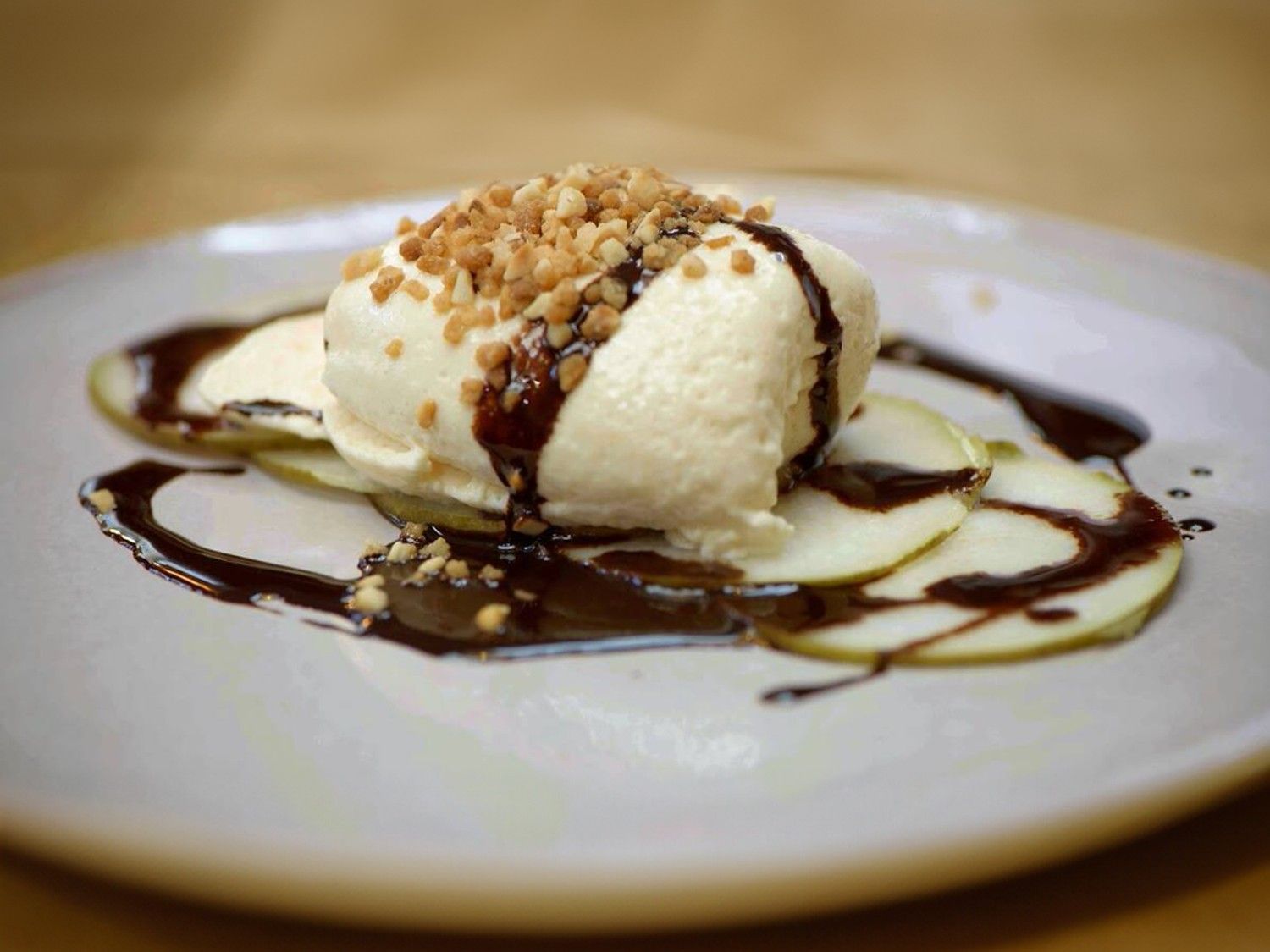 Carpaccio van peer met karamelmousse en chocoladesaus
