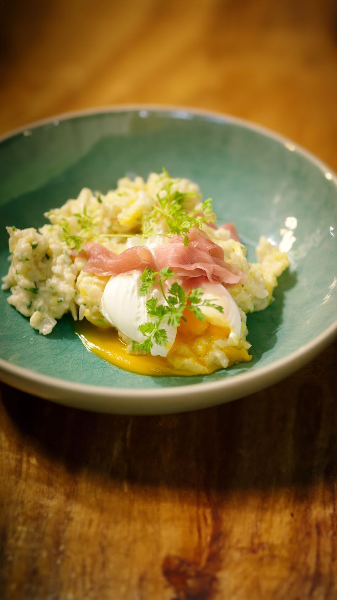 Geplette aardappel met bloemkool, gerookte ham en gepocheerd ei