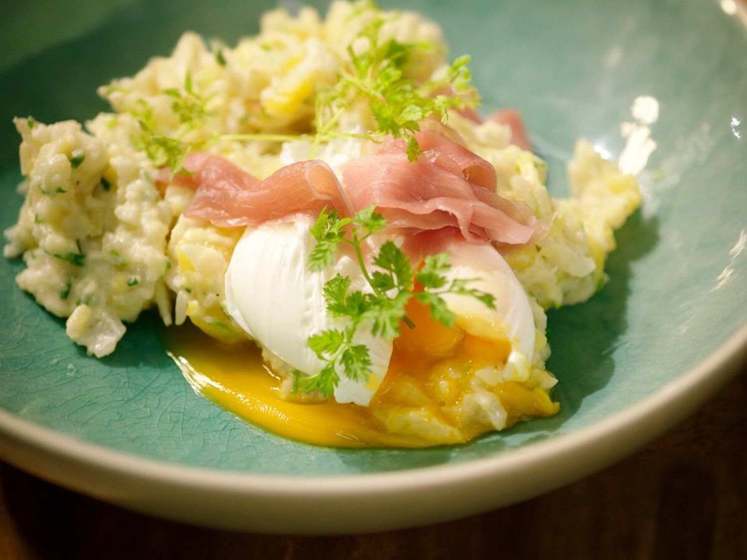 Geplette aardappel met bloemkool, gerookte ham en gepocheerd ei