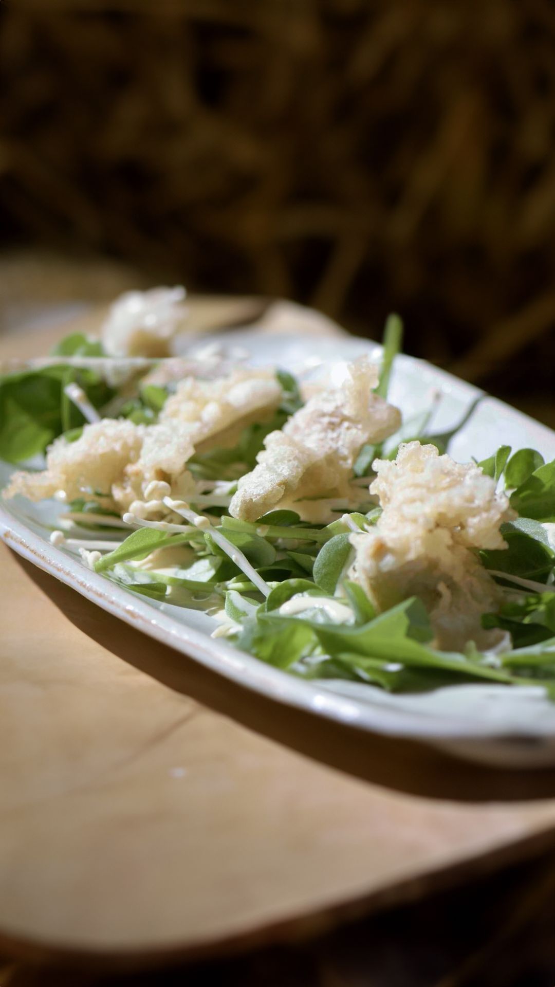 Salade met postelein en tempura van artisjok met citroen-mosterddressing