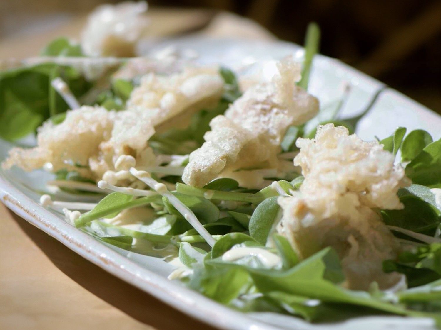 Salade met postelein en tempura van artisjok met citroen-mosterddressing