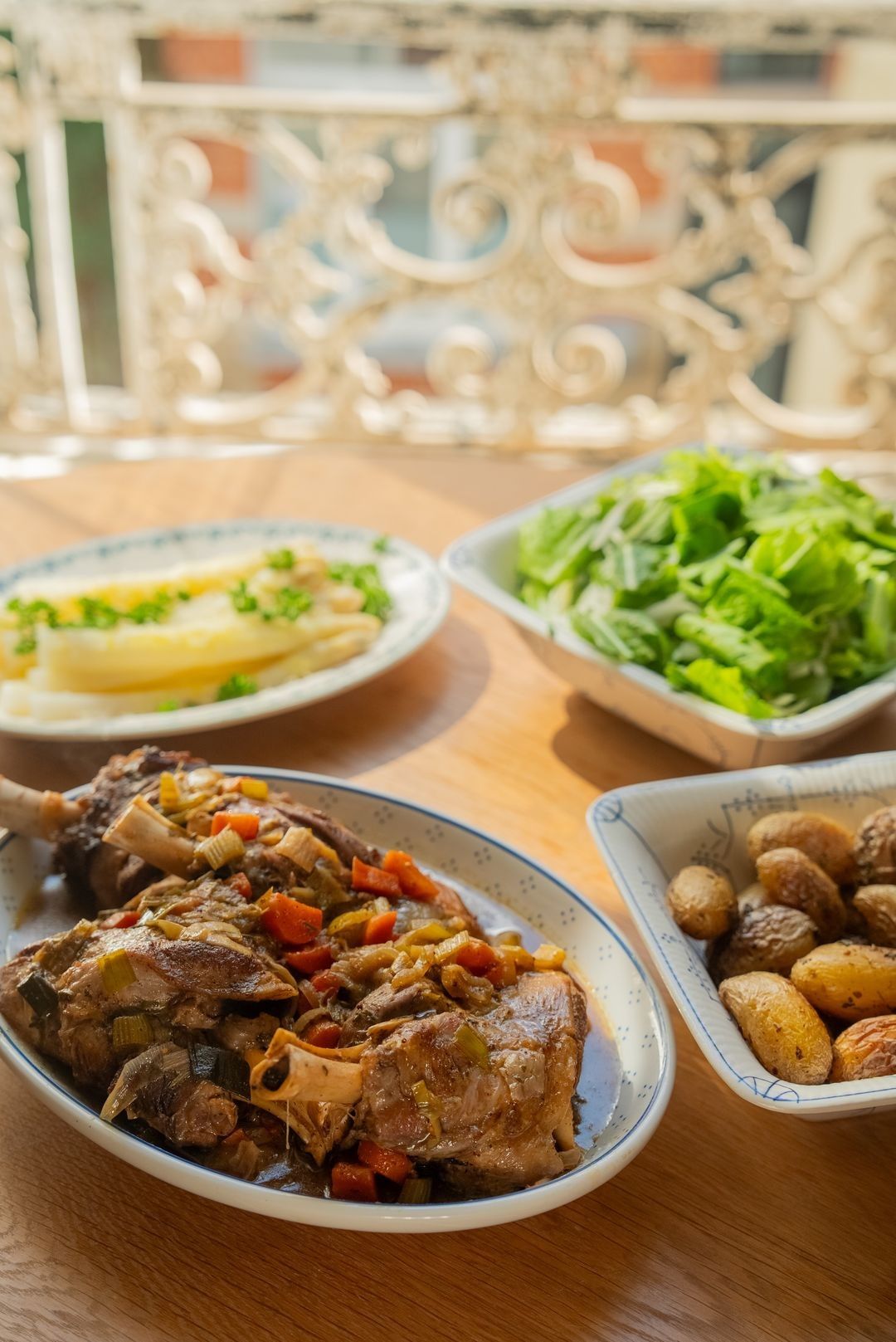 In bier gesmoorde lamsschenkel met asperges en geroosterde aardappelen