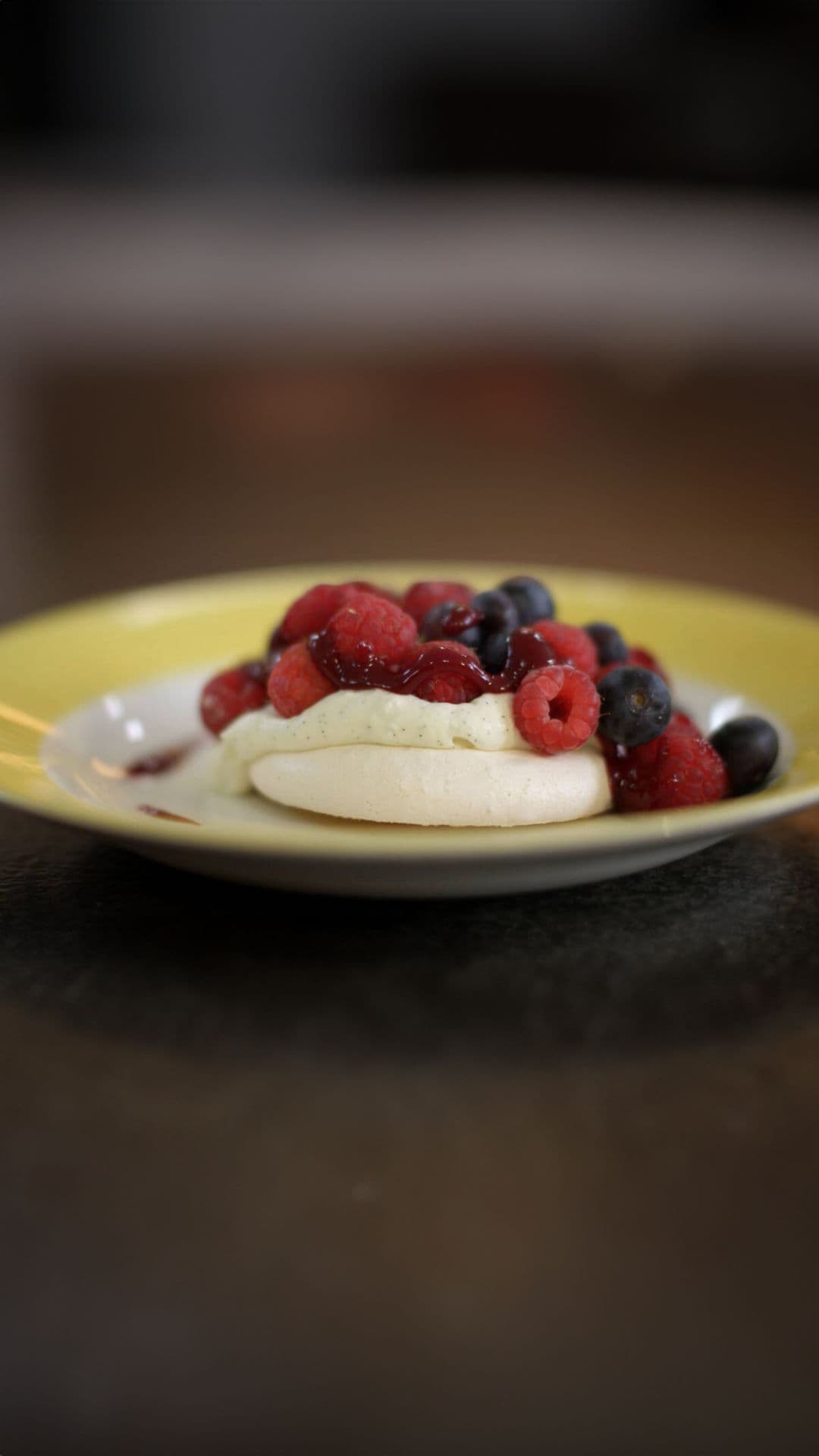 Vanille Pavlova met rood fruit en coulis
