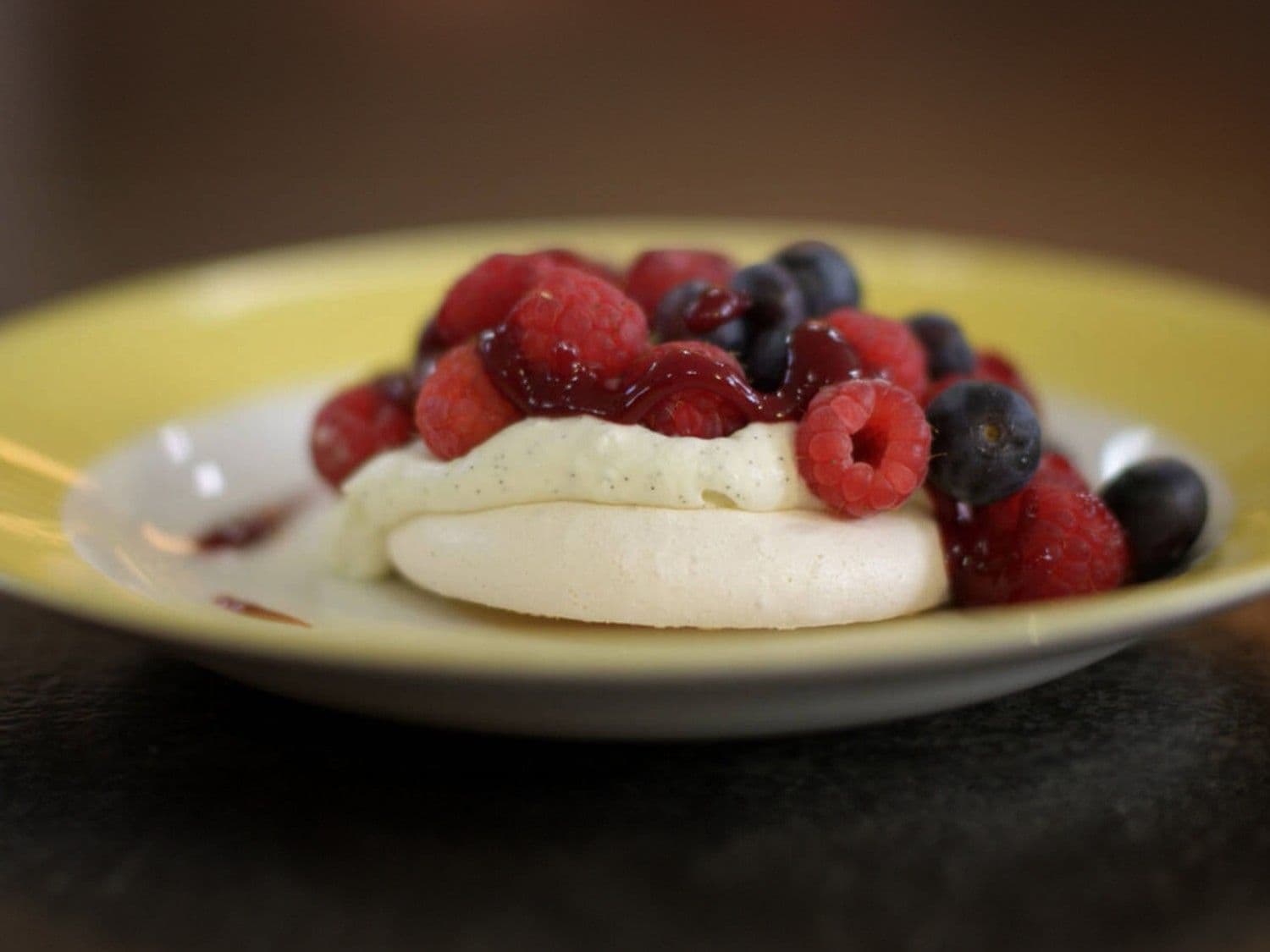 Vanille Pavlova met rood fruit en coulis
