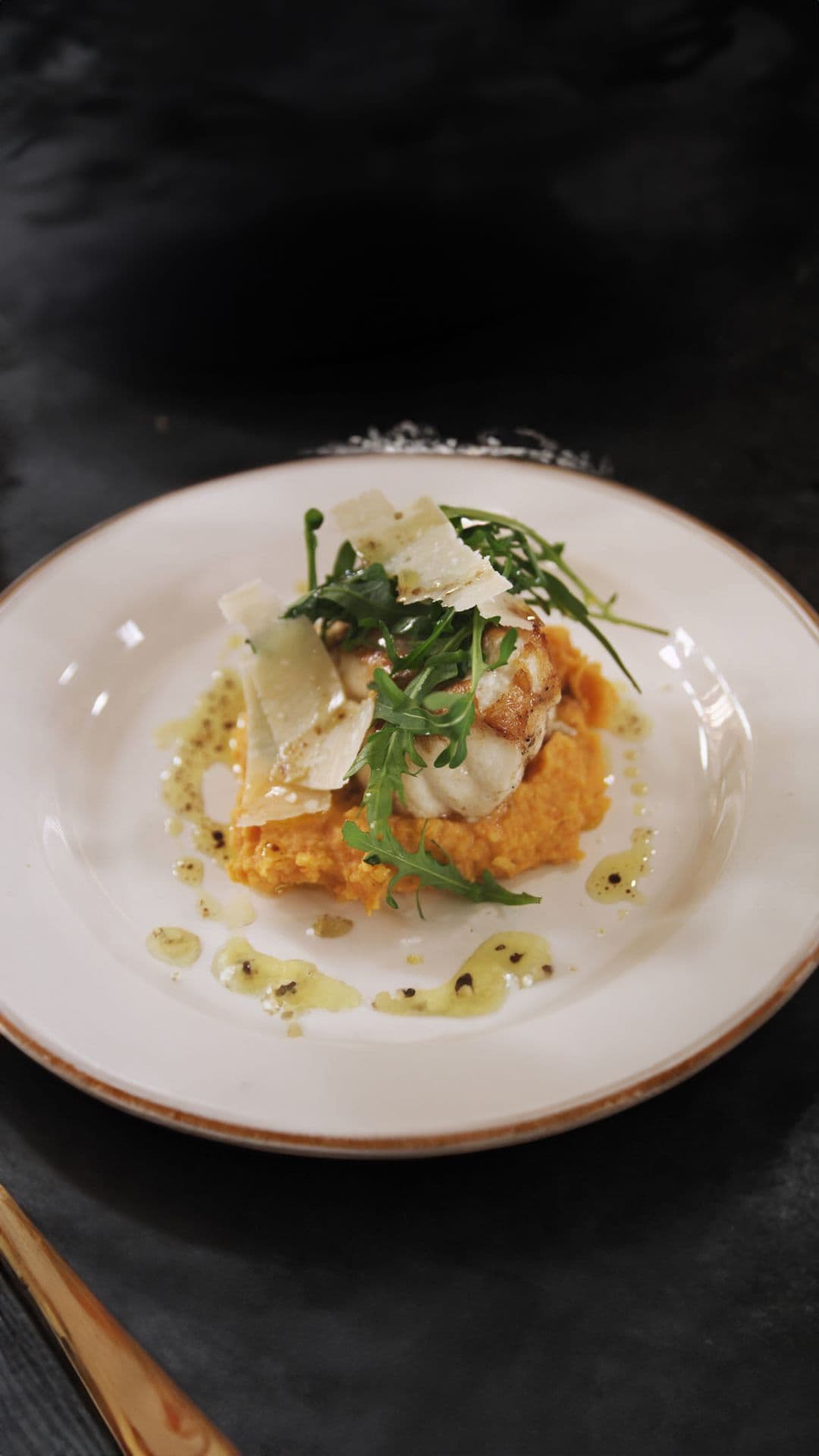 Zeeduivel met rode pestopuree, rucola en Parmezaanse kaas