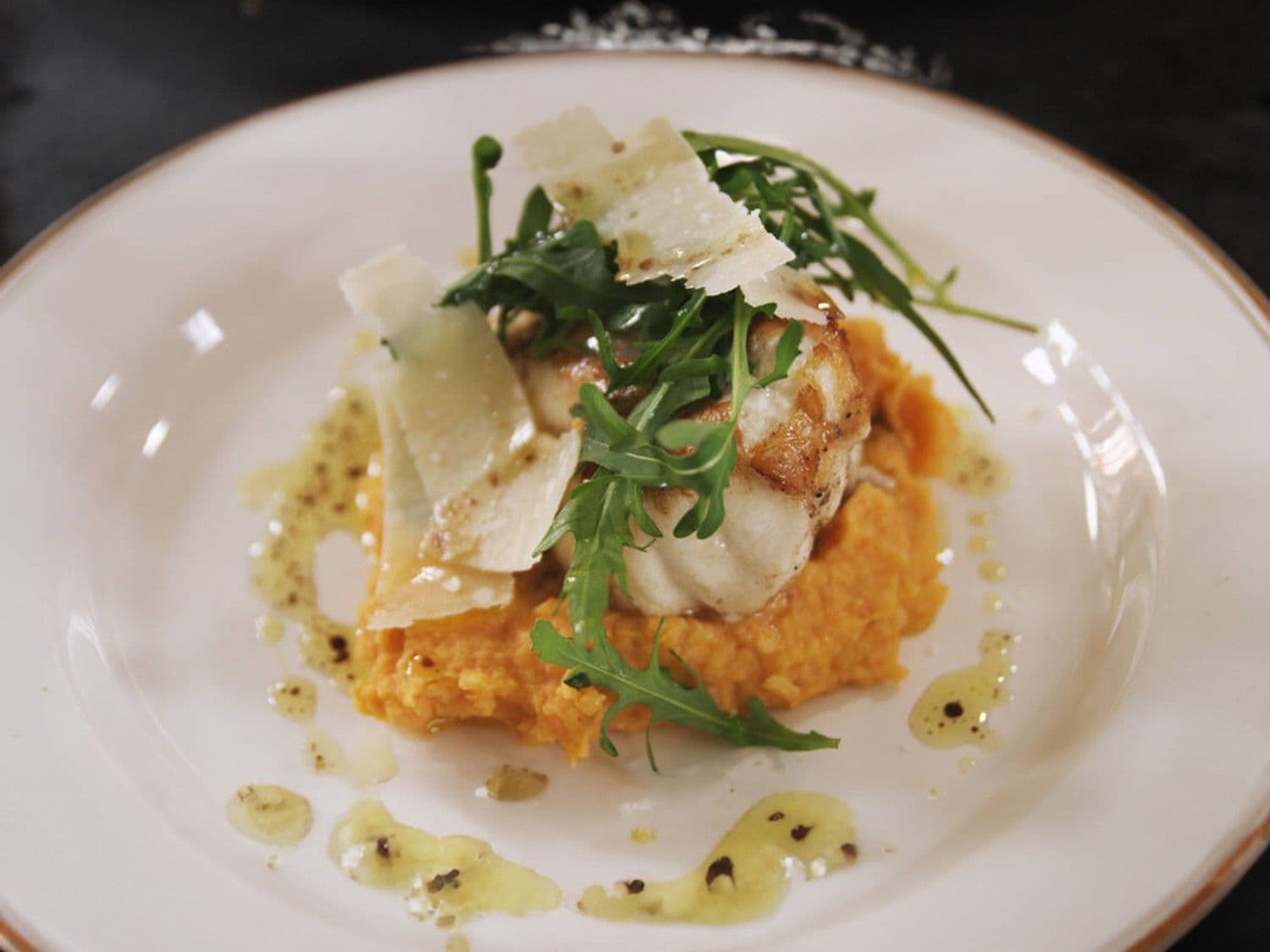 Zeeduivel met rode pestopuree, rucola en Parmezaanse kaas