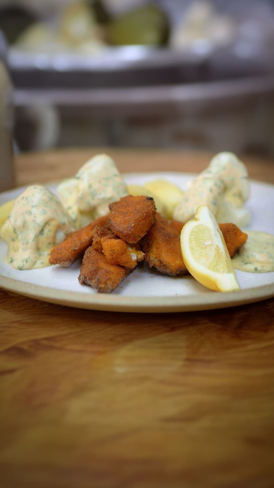 Fish sticks van schelvis met bloemkool, gekookte aardappelen en béarnaise