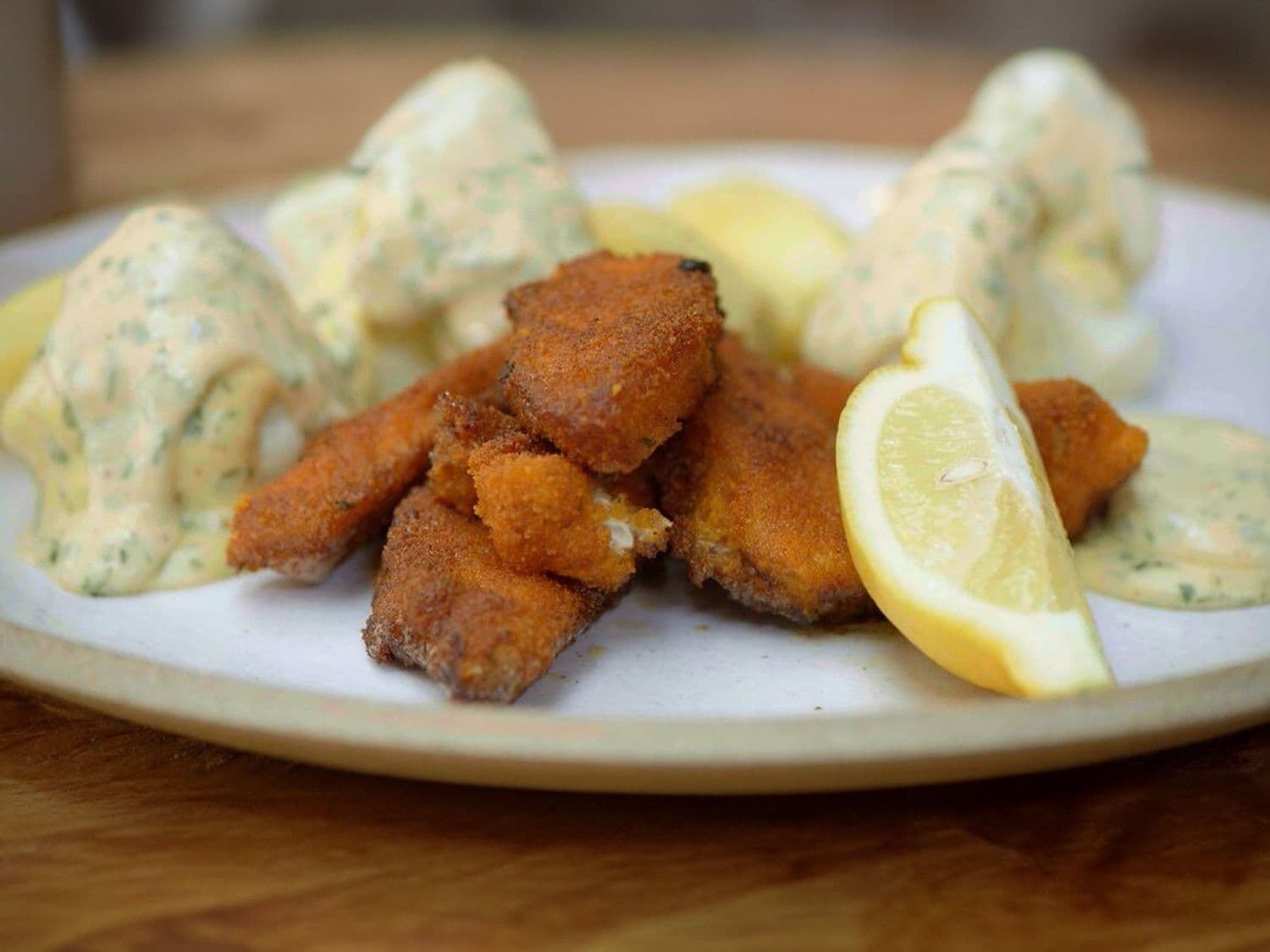 Fish sticks van schelvis met bloemkool, gekookte aardappelen en béarnaise