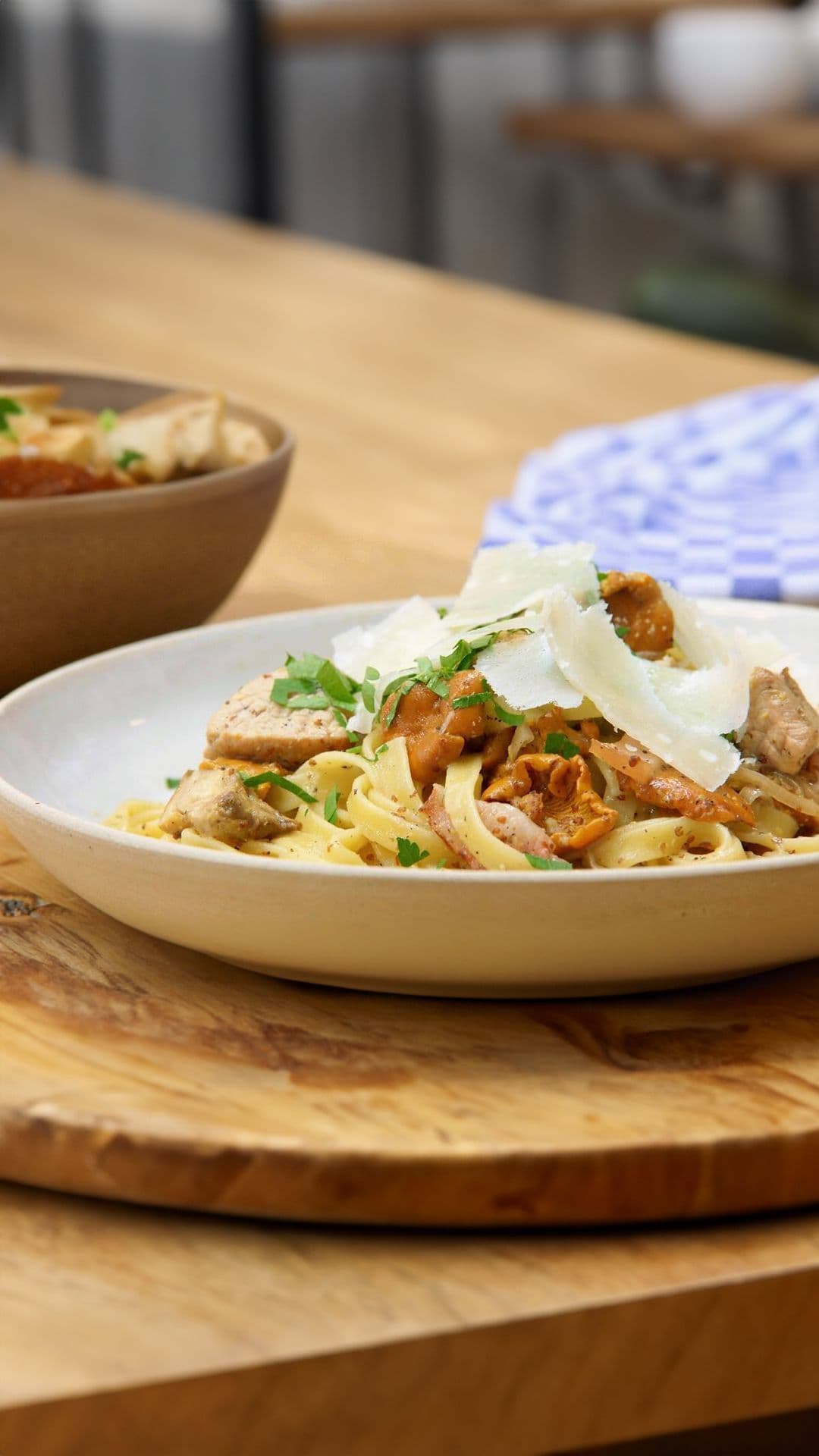 Pasta met kalfsvlees, champignons en spek