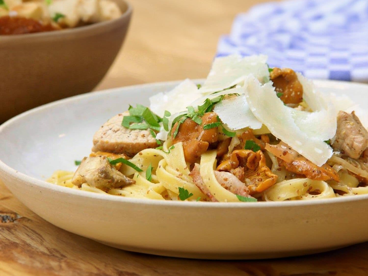 Pasta met kalfsvlees, champignons en spek