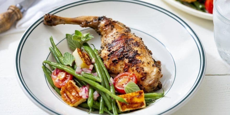 Konijnenbout op de BBQ met een salade van boontjes, tomaat en berloumi
