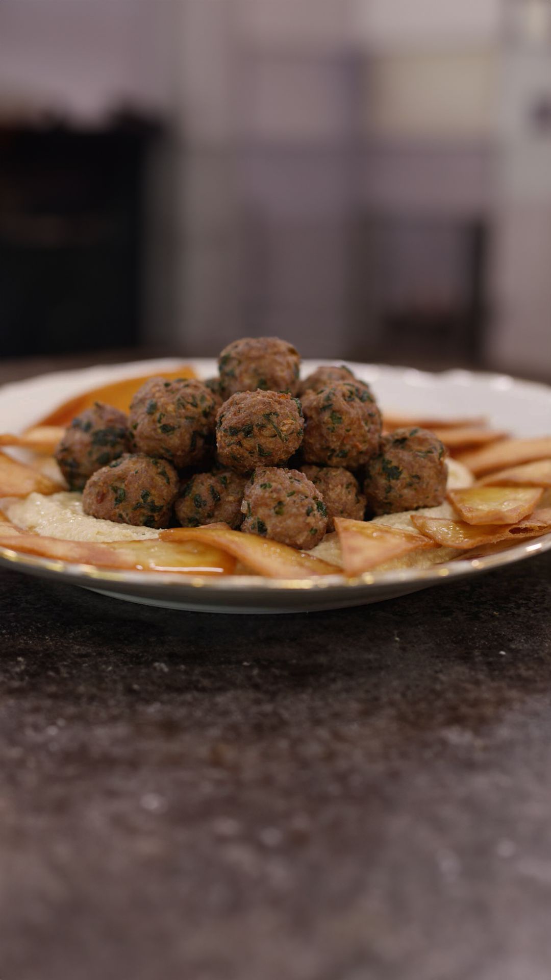 Gefrituurde lamsballetjes met hummus