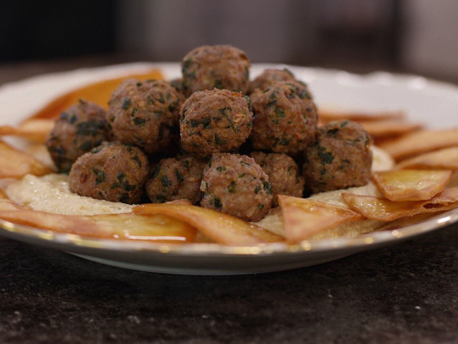 Gefrituurde lamsballetjes met hummus