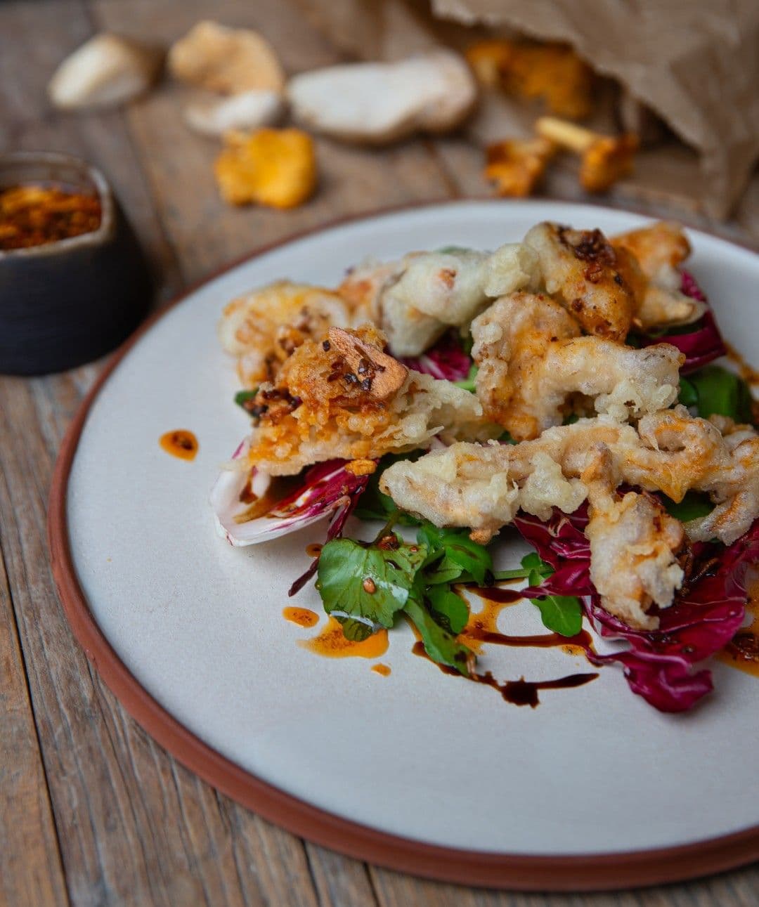Salade met tempura van boschampignons en crispy chili olie