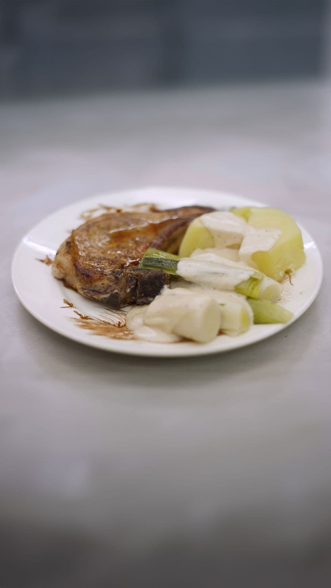 Varkenskotelet met prei en witte saus