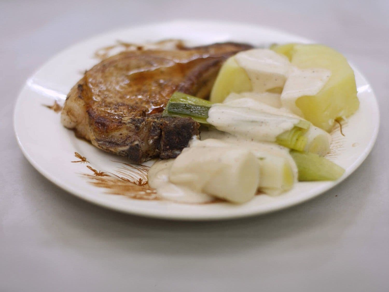 Varkenskotelet met prei en witte saus