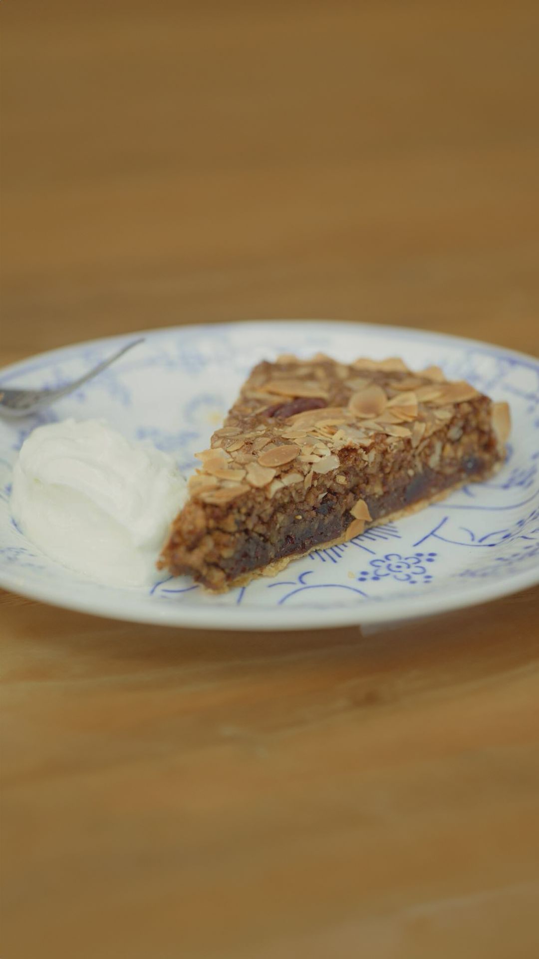 Pecan-veenbessentaart met griekse yoghurt