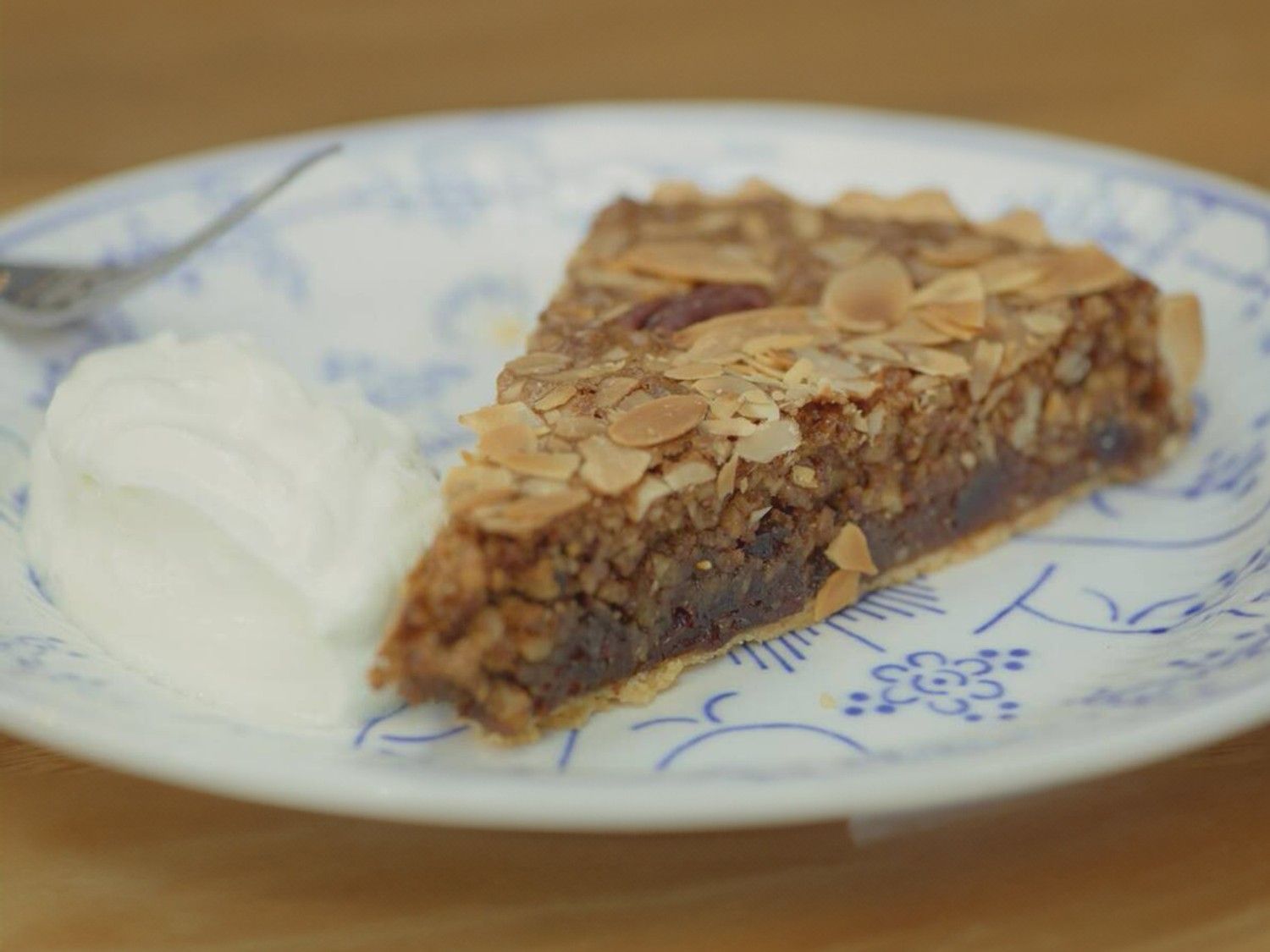 Pecan-veenbessentaart met griekse yoghurt