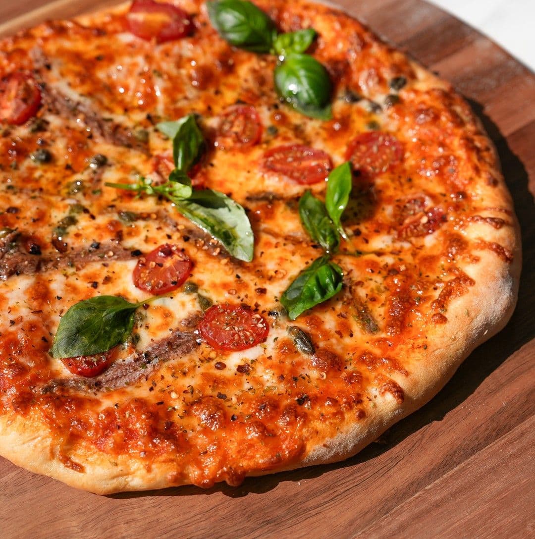 Pizza met ansjovis en kappertjes