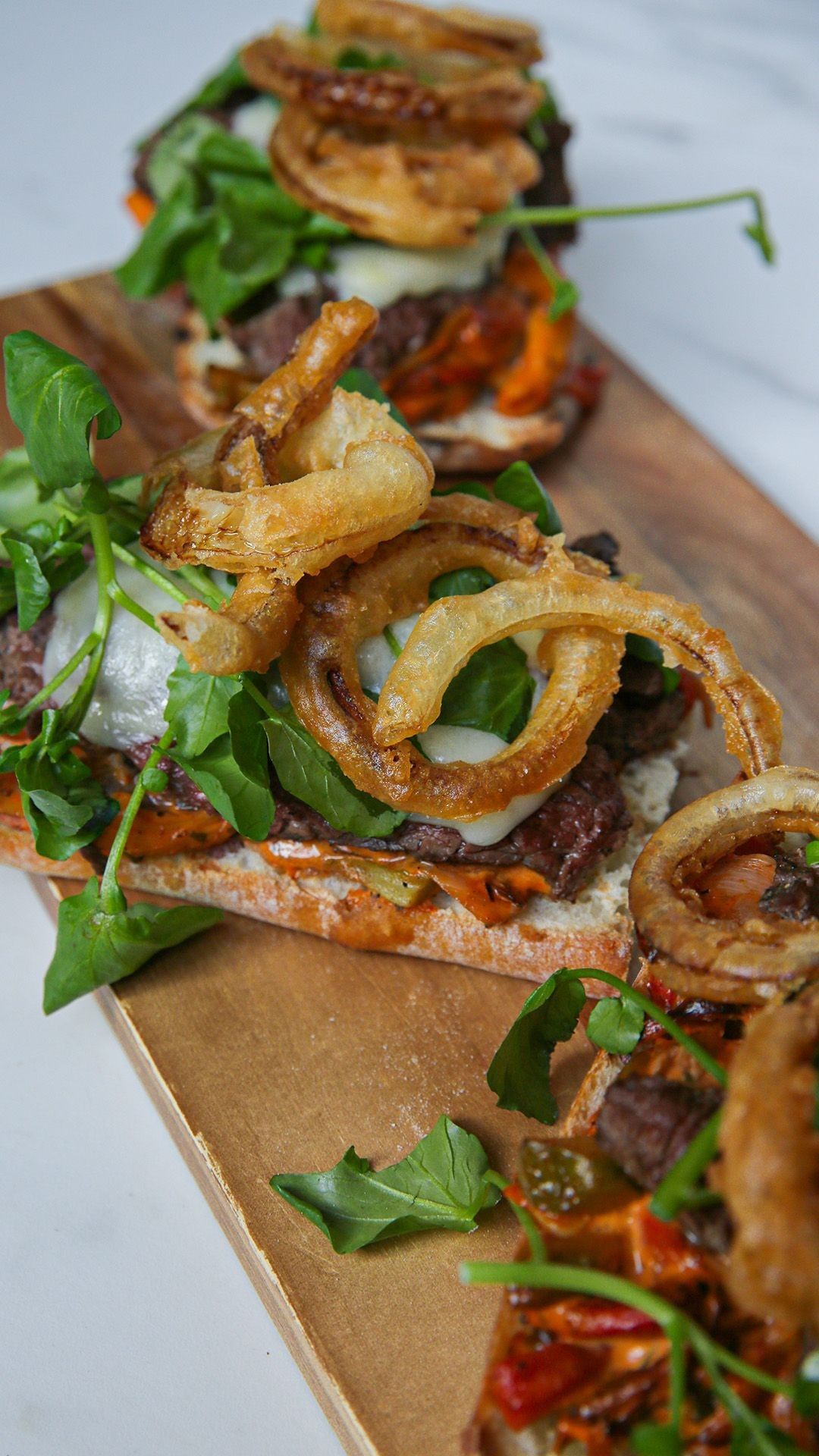 Steak sandwich Stroganoff met provolone en Duvel-uiringen
