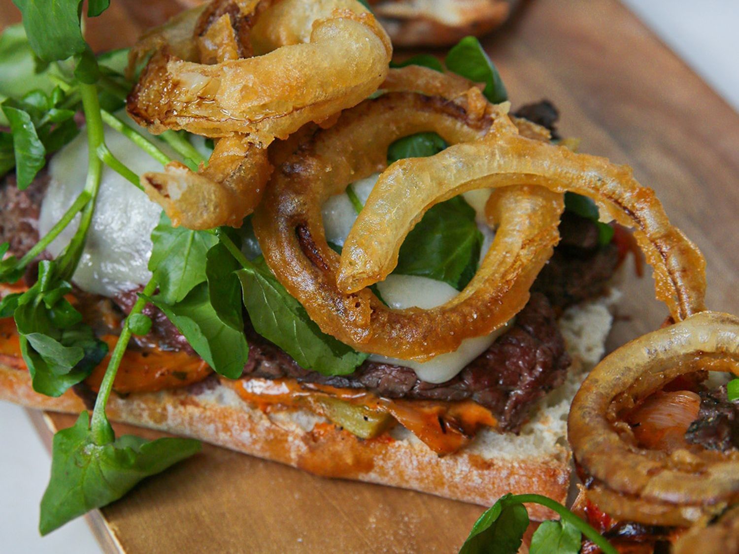 Steak sandwich Stroganoff met provolone en Duvel-uiringen