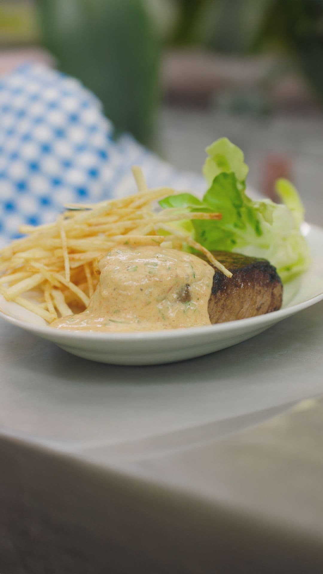 Steak ‘choron’ met sla en pommes allumettes