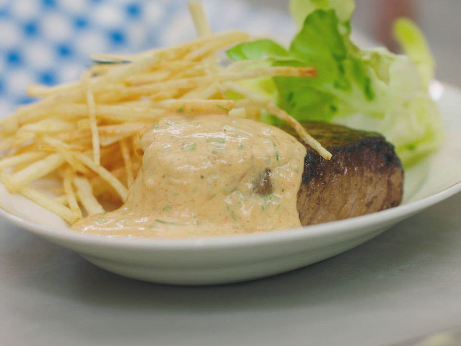 Steak ‘choron’ met sla en pommes allumettes