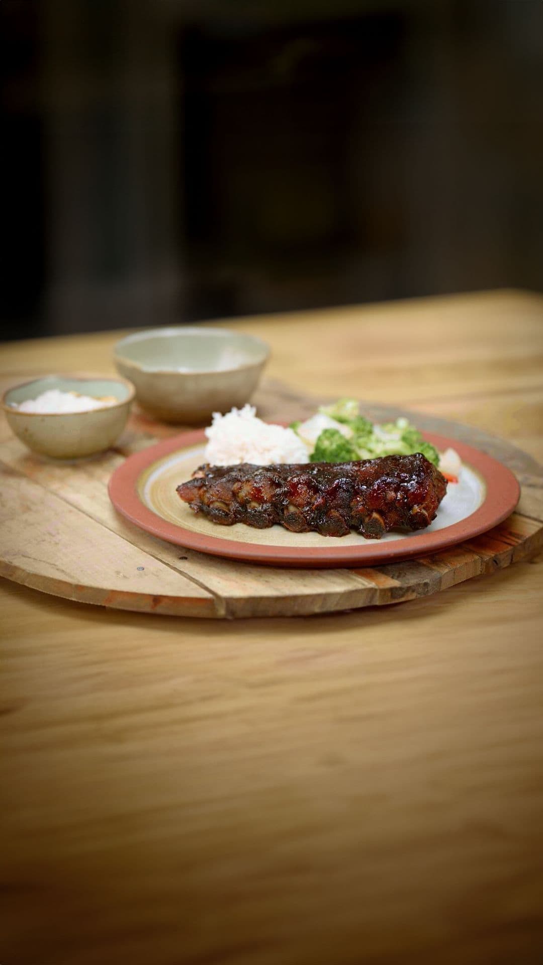 Ribbetjes met hoisin, geroosterde broccoli en kokosrijst