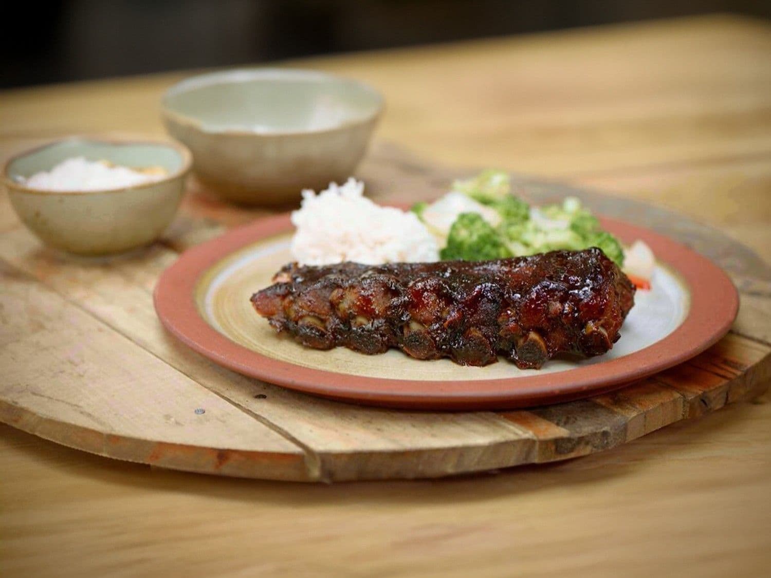 Ribbetjes met hoisin, geroosterde broccoli en kokosrijst