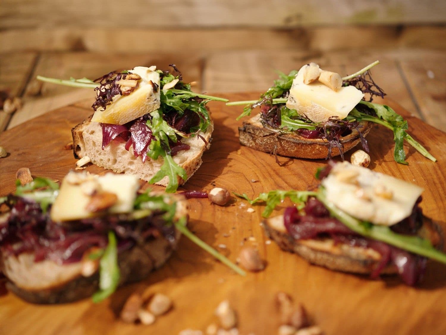 Toast van blauwe kaas, notensalade en confituur van ui