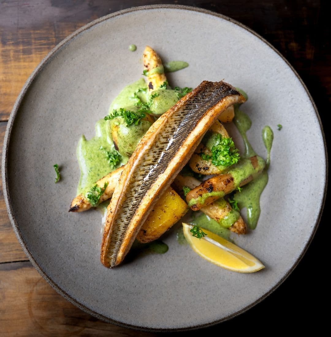 Pieterman met aardappelen, asperges en hollandaisesaus met daslook