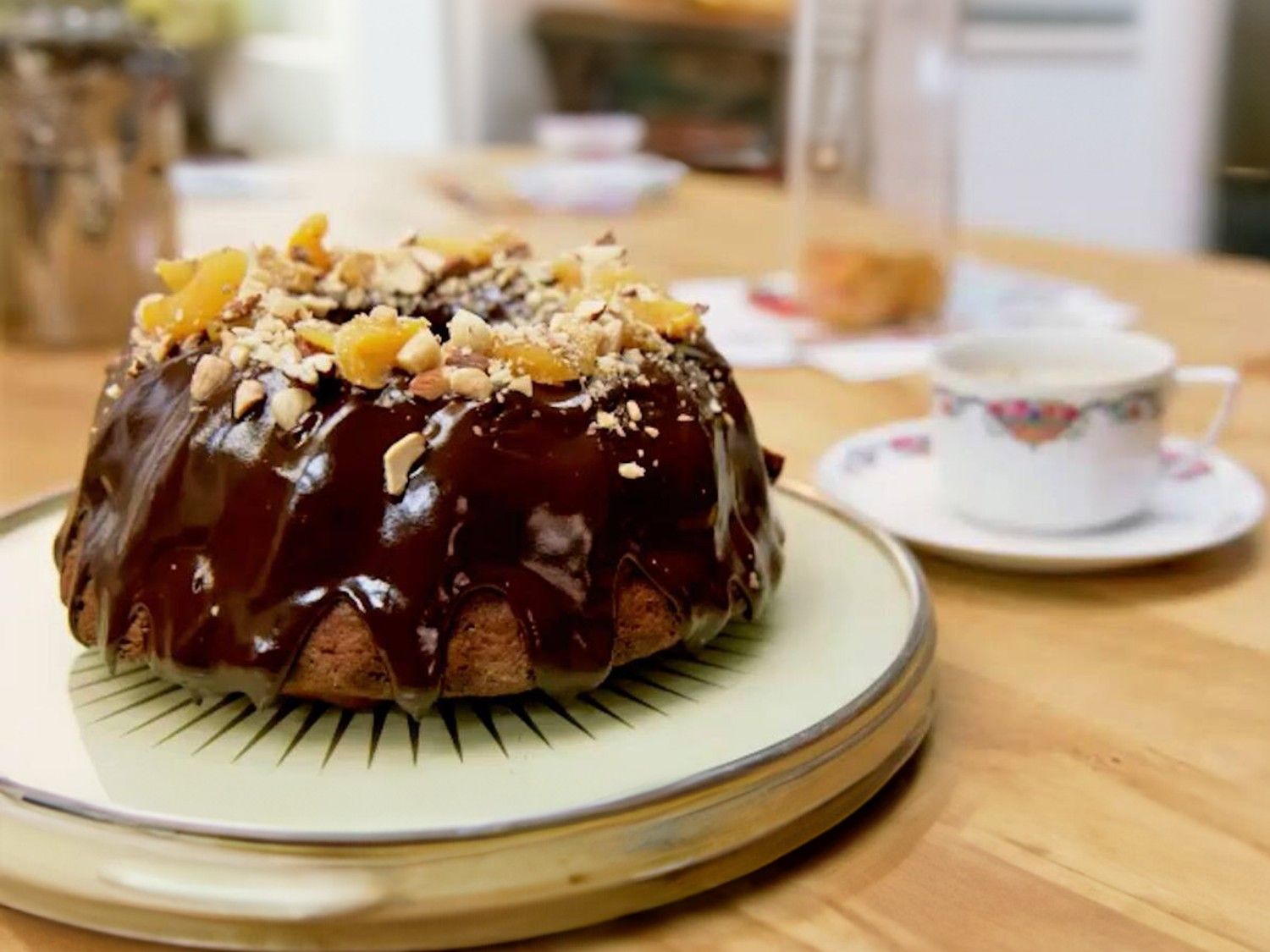 Tulbandcake met noten, abrikozen en chocoladeganache
