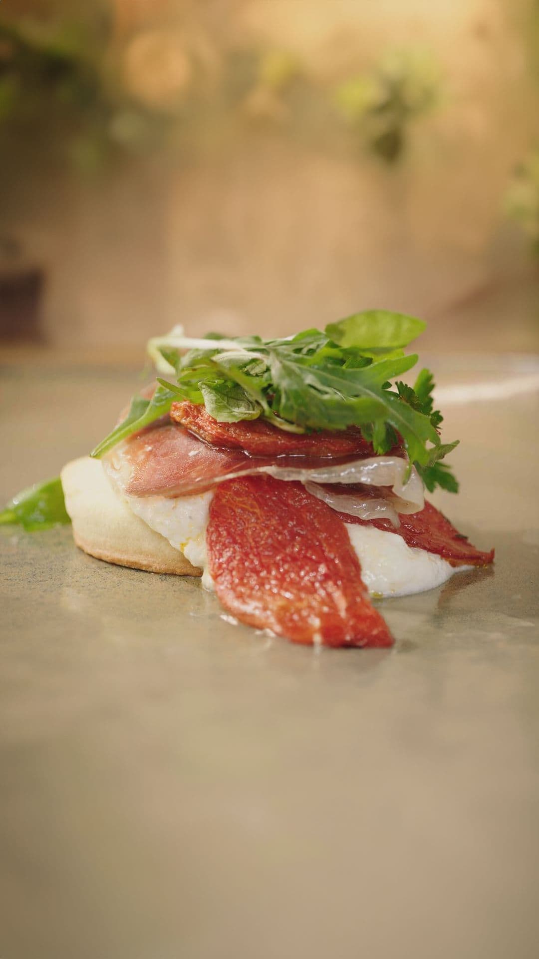 Tartelette met burrata, gekonfijte tomaat en bellota
