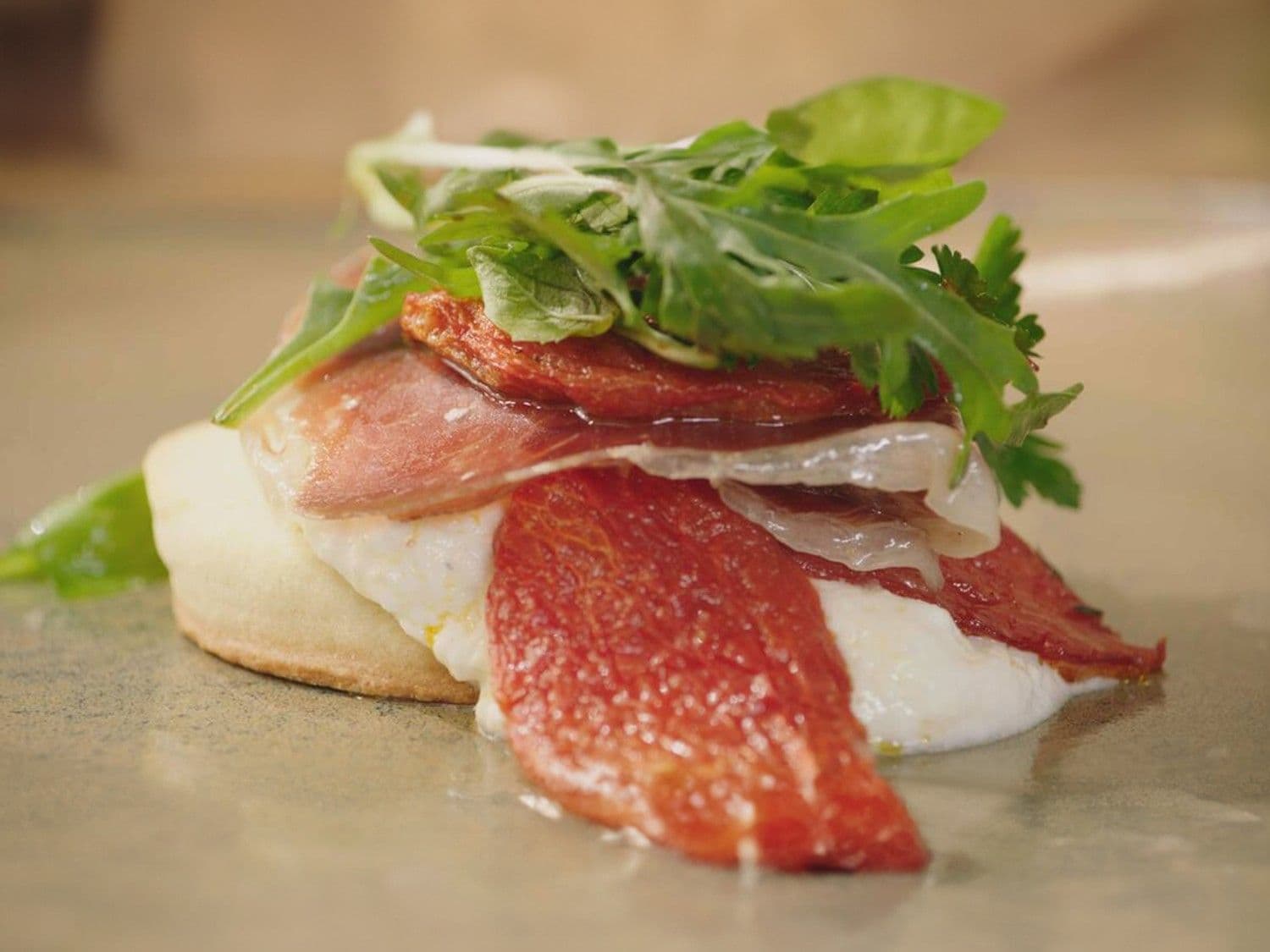 Tartelette met burrata, gekonfijte tomaat en bellota