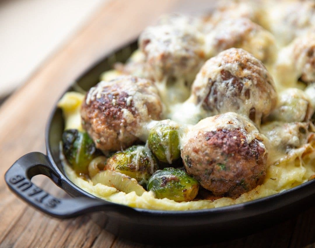 Ovenschotel met puree, spruitjes en gehaktballen