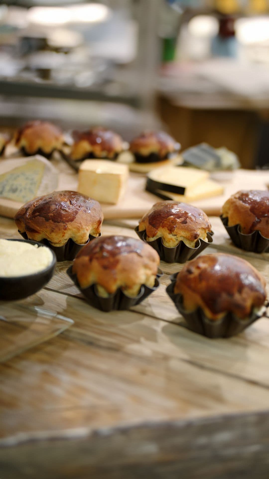 Kaasplankje met Belgische kazen, verse boter en brioche met gedroogde vruchten