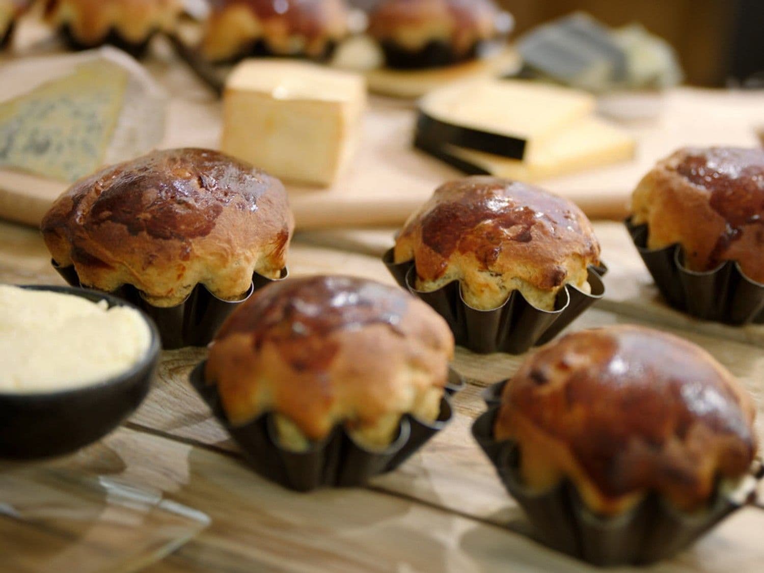Kaasplankje met Belgische kazen, verse boter en brioche met gedroogde vruchten