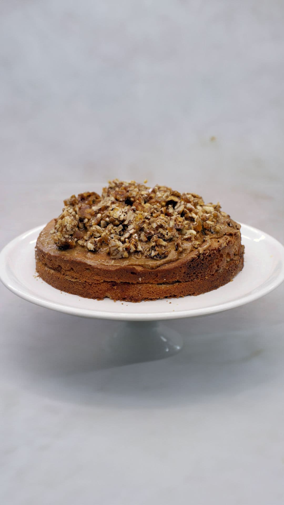 Cake met mokkavulling en zoete walnoten