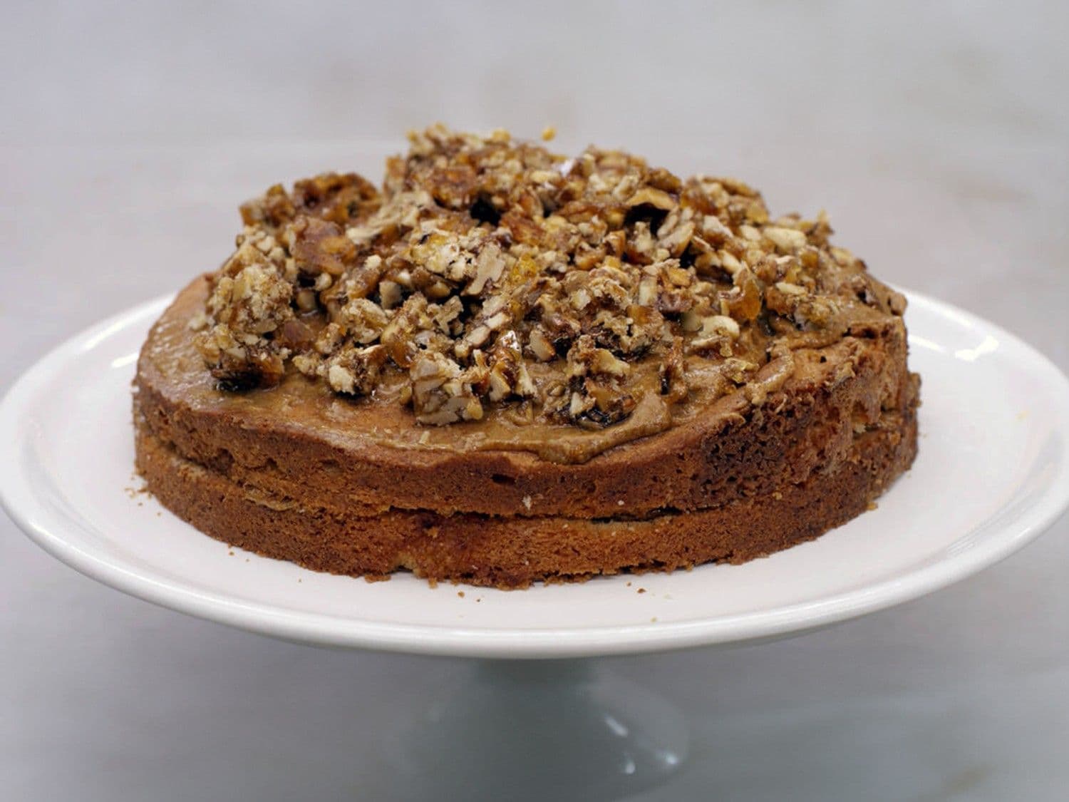Cake met mokkavulling en zoete walnoten