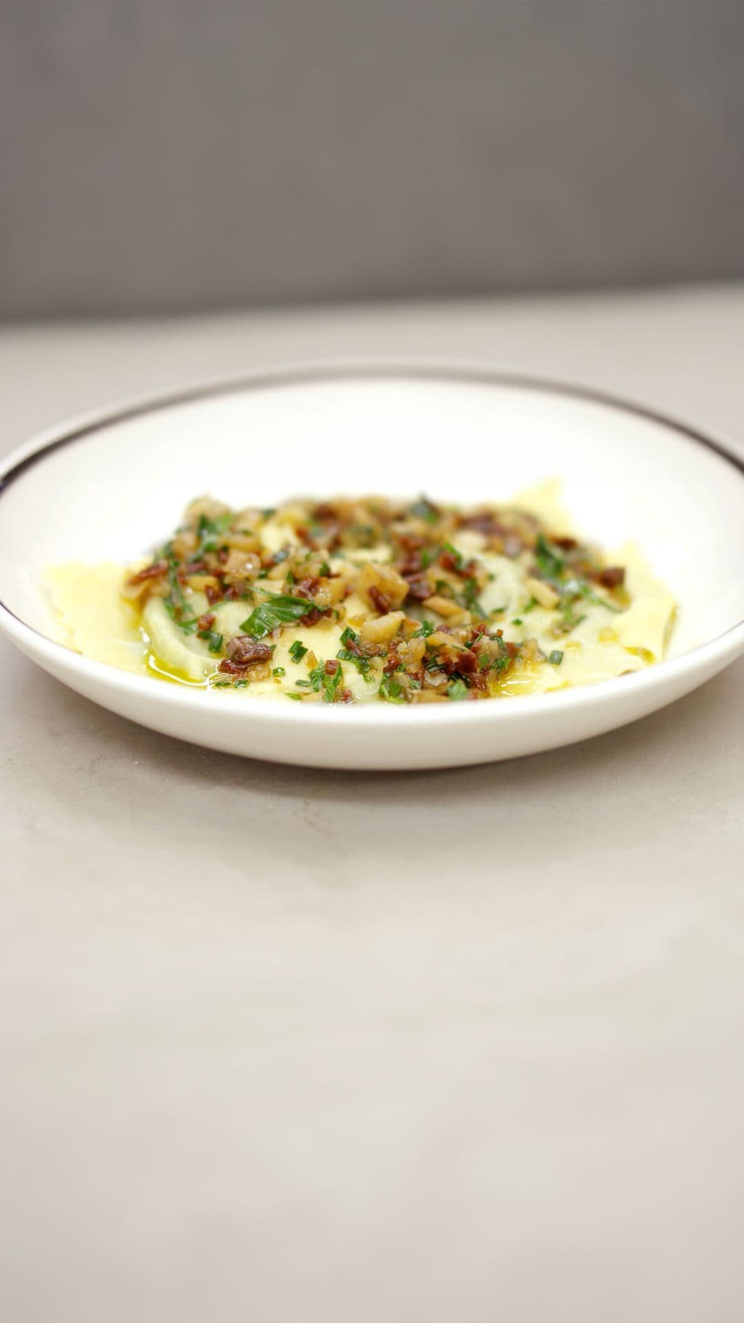 Ravioli met kaas, vlees en groen en een warme vinaigrette