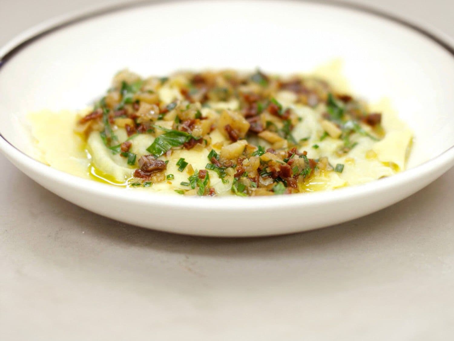 Ravioli met kaas, vlees en groen en een warme vinaigrette