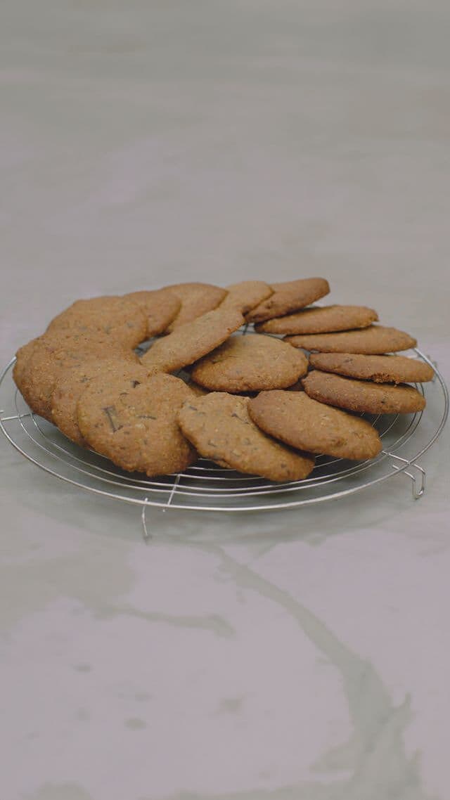 Chocoladekoekjes met pecannoten en gekonfijte sinaasappel