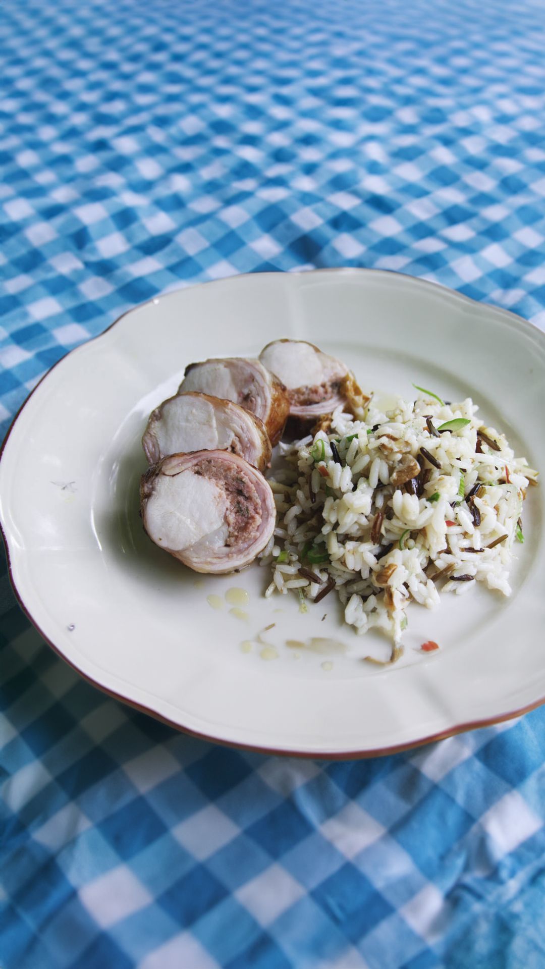 Konijnrollade op de barbecue met rijstsalade
