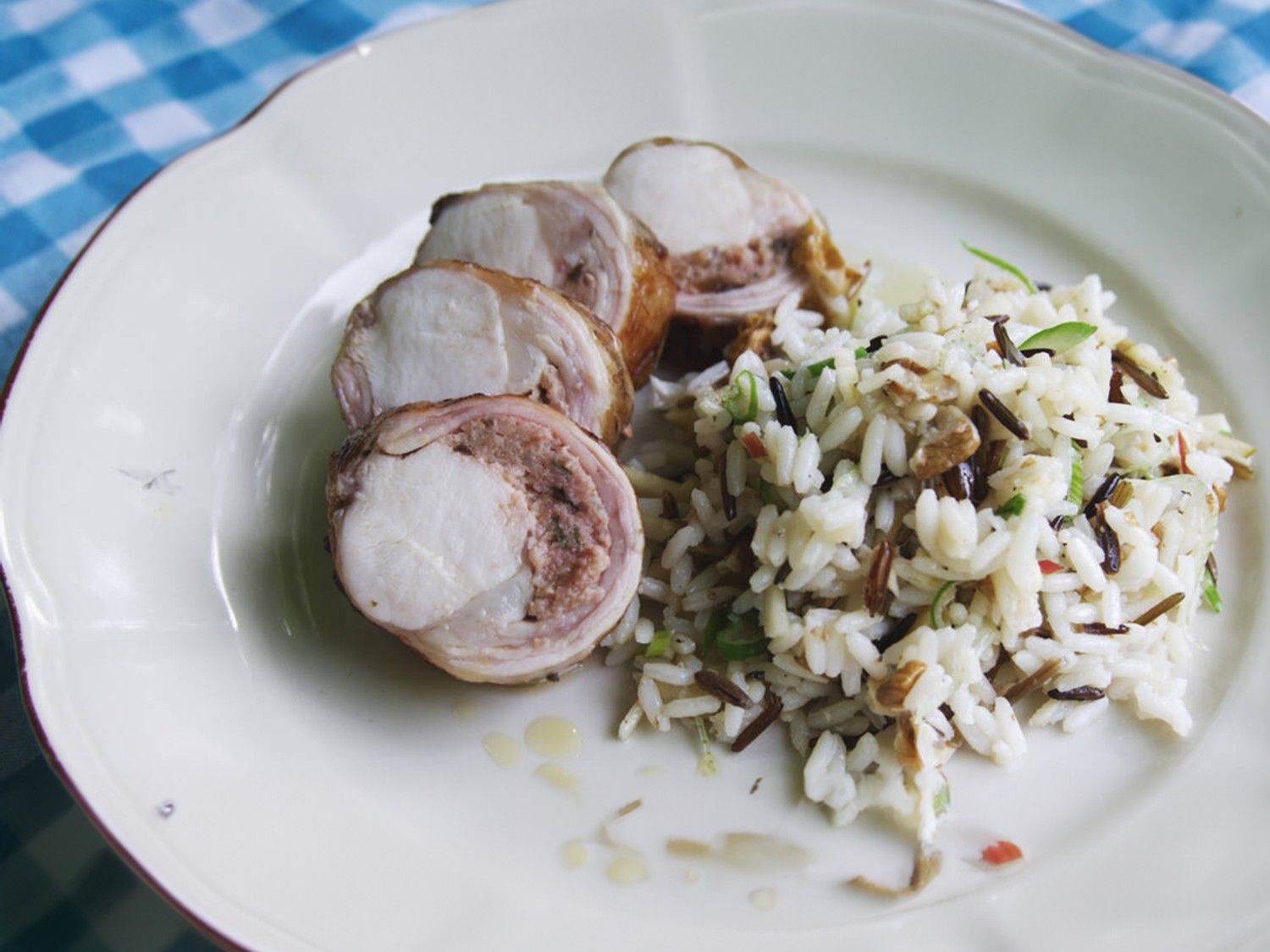 Konijnrollade op de barbecue met rijstsalade