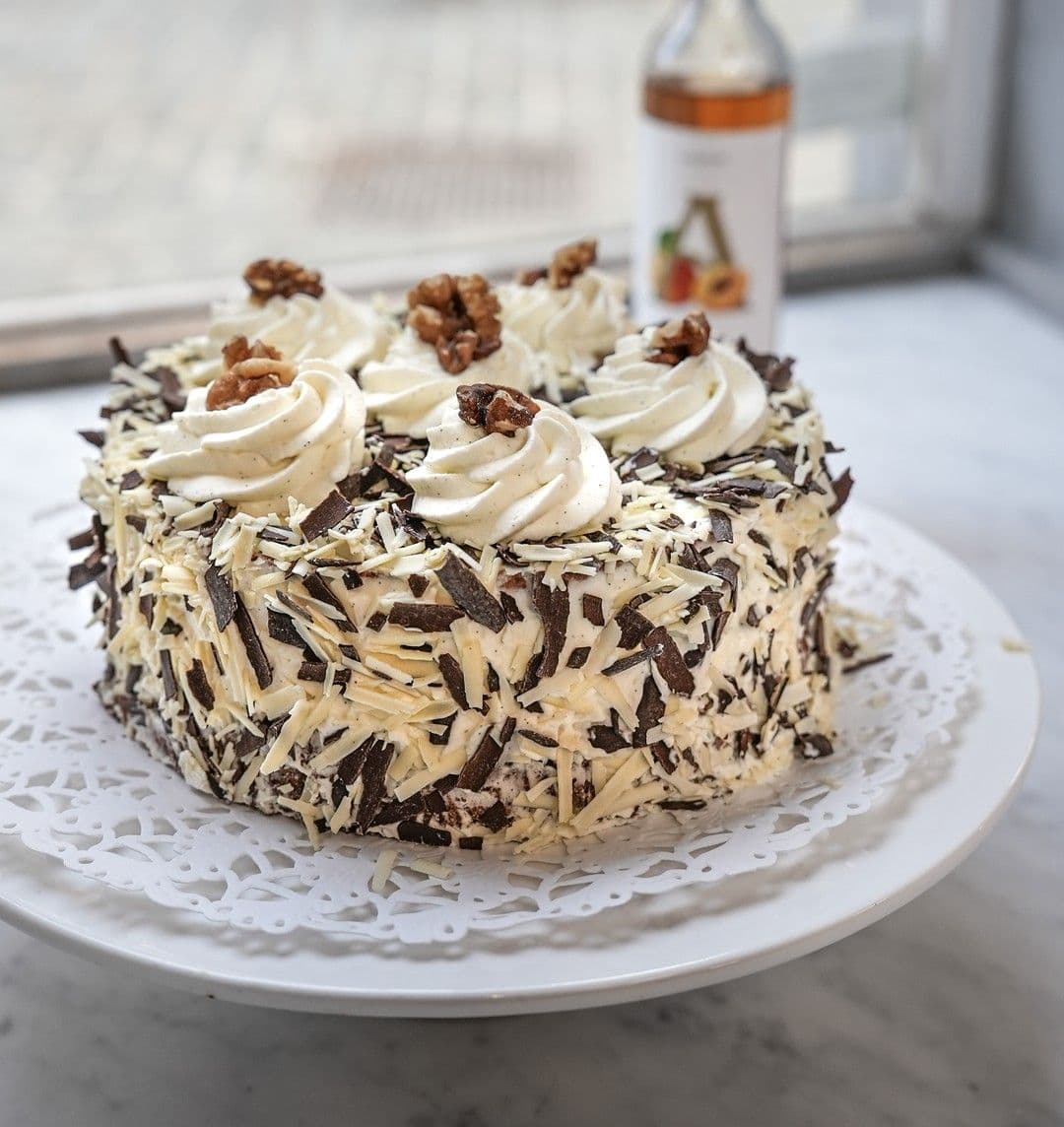 Walnotenbiscuit met slagroom en chocoladeschilfers