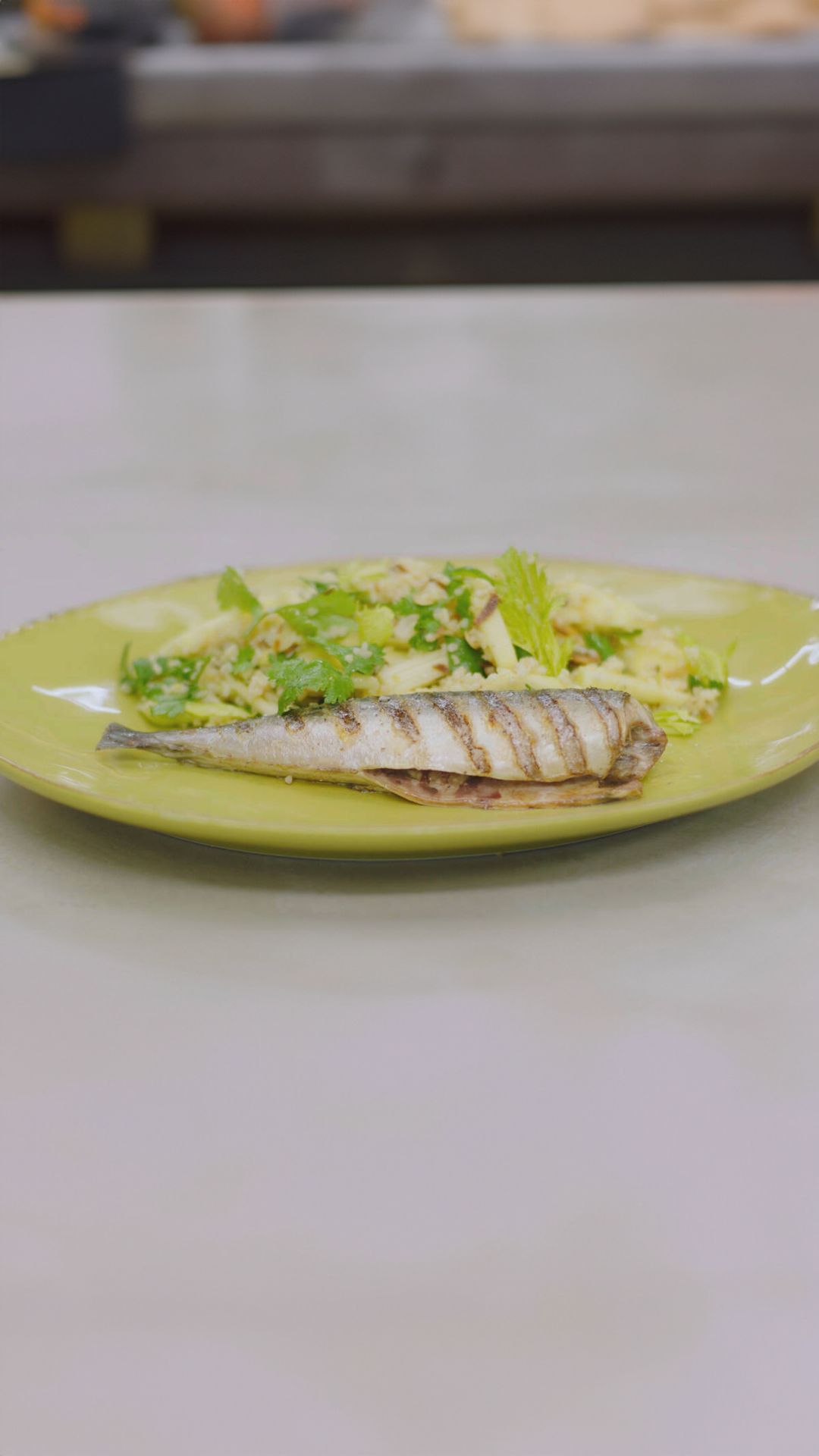 Gegrilde makreel en bulgursalade met appel en selder
