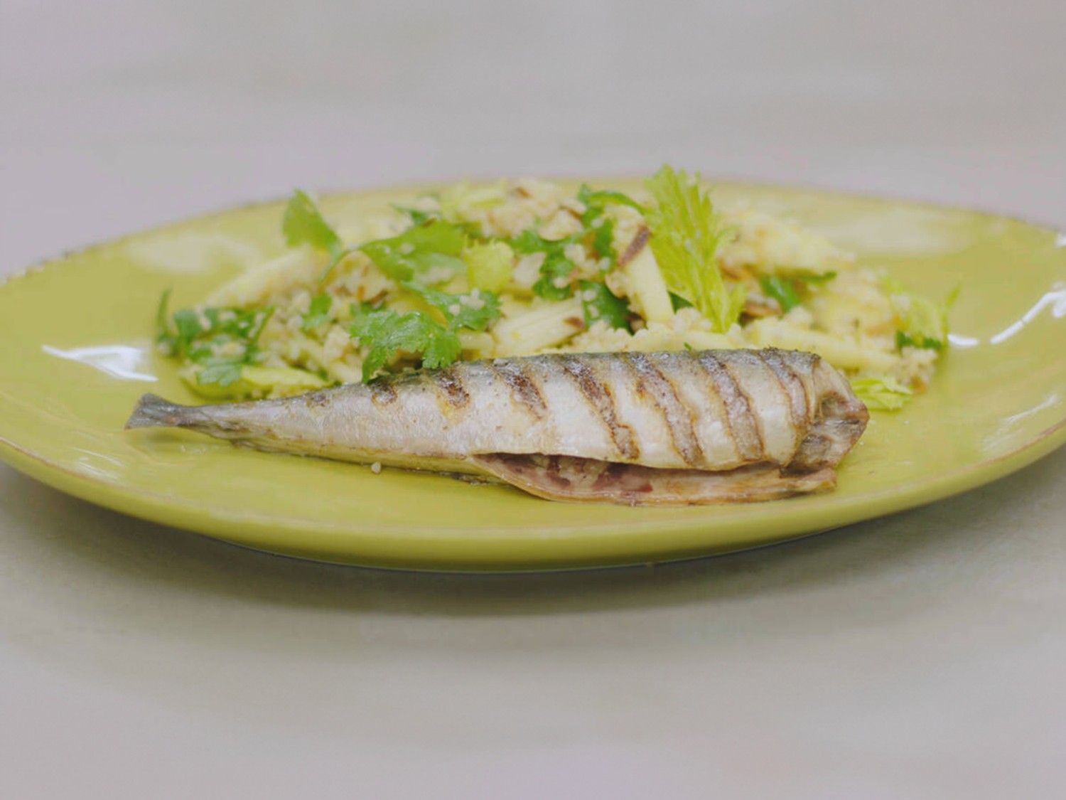 Gegrilde makreel en bulgursalade met appel en selder